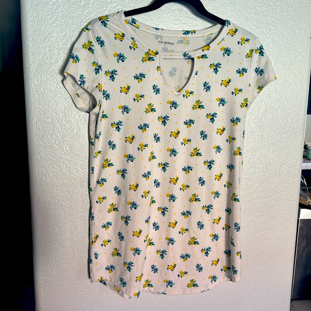 Joe Boxer Women’s Floral Tee with Keyhole cutout size M/L